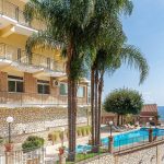 15206571-Web1